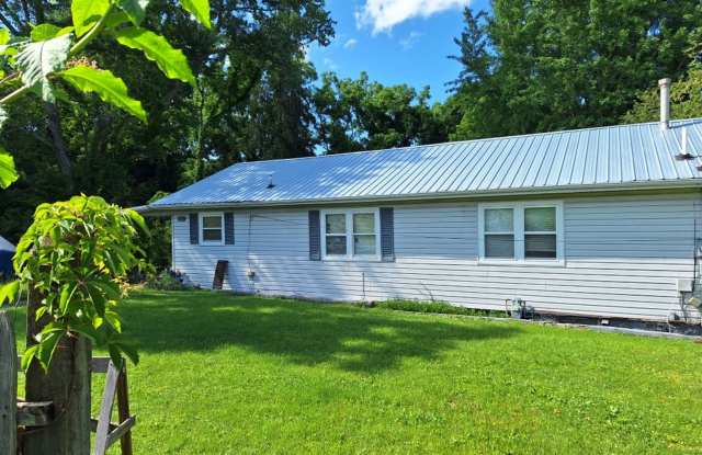 Remodeled from ceiling to floor Duplex located in West Oak Ridge - 442 West Outer Drive, Oak Ridge, TN 37830 Remodeled from ceiling to floor Duplex located in West Oak Ridge - 442 West Outer Drive, Oak Ridge, TN 37830