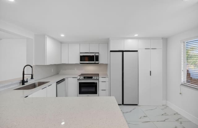 14375 Strathmore Lane Gallery 3