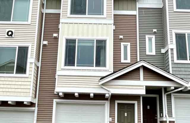 Beautiful Lynnwood 2-Bed Townhome with Tandem Garage  Private Deck photos photos