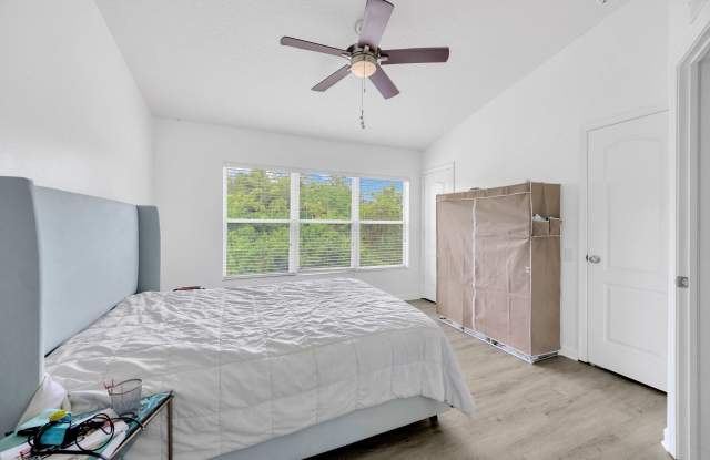 Charming Riverview Townhome with Screened Patio Gallery 4