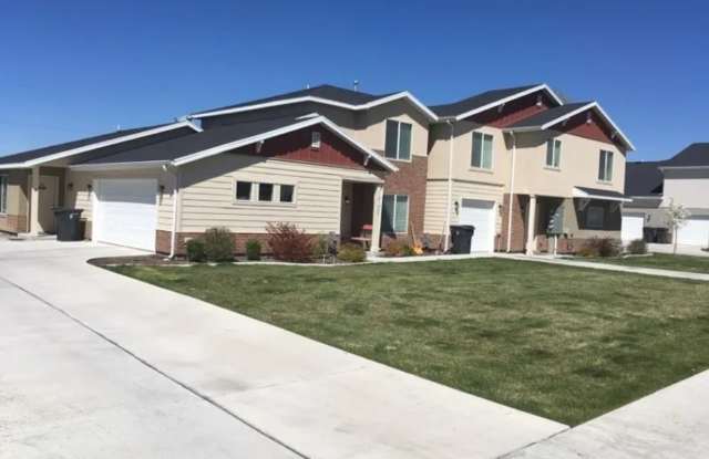 Gorgeous 3-Bed Townhome in Pleasant Grove. Quiet Location and Ample Parking! photos photos