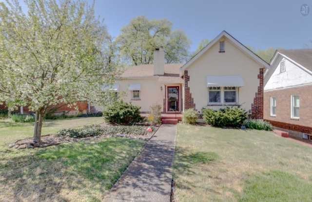3 Bed, 1.5 Bath Home with Backyard and Plenty of Parking photos photos