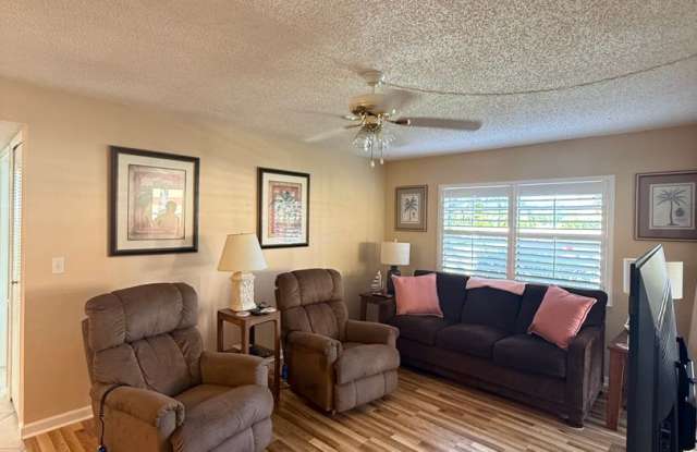 1 bed 1 bath FURNISHED unit in Whiskey Creek Gallery 3