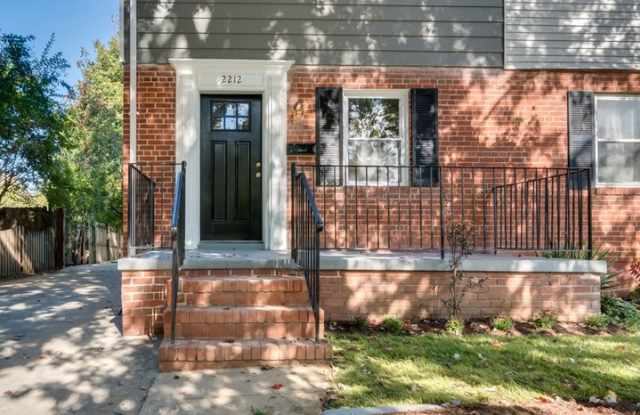 Fabulous Three Bedroom Three Bathroom Modernized Luxury Duplex - 2212 Arlington Terrace, Huntington, VA 22303