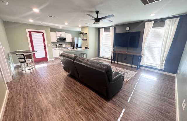 2 Bed 2 Bath House Furnished! Gallery 3