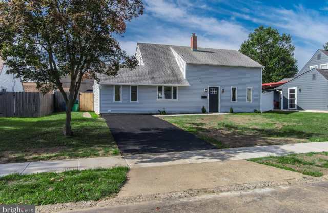 9 GREENBRIER Road - 9 Greenbriar Road, Levittown, PA 19057