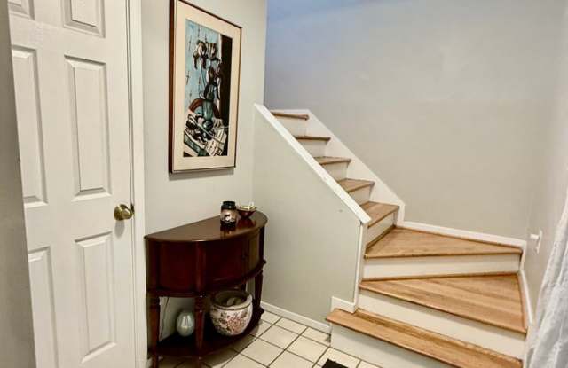 3BD/2.5 Bath End Unit Condo One Block from the Bay in Ocean Park! Views of the Bay from Third Floor! Gallery 3