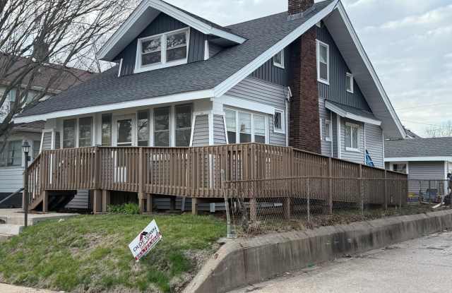 NEW SIDING AS OF APRIL 2025! - 1531 21st Avenue, Moline, IL 61265 NEW SIDING AS OF APRIL 2025! - 1531 21st Avenue, Moline, IL 61265