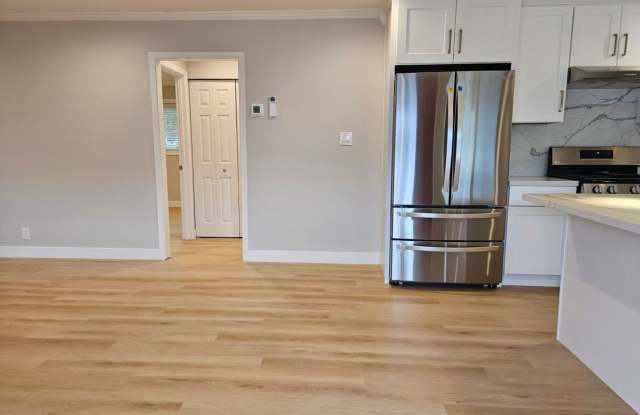 Updated Top Floor 2 Bedroom/1 Bathroom Apartment Gallery 4