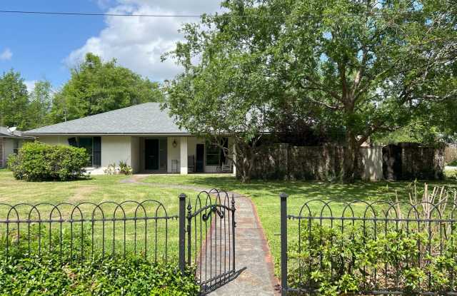 Beautiful Home on Esplanade across from Goodwood Park - 5959 Esplanade Avenue, Baton Rouge, LA 70806 Beautiful Home on Esplanade across from Goodwood Park - 5959 Esplanade Avenue, Baton Rouge, LA 70806