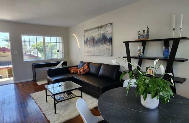 Kensington: Renovated Spacious Residence: Cook's kitchen, Includes parking - 4150 Monroe Avenue, San Diego, CA 92116