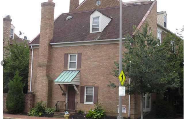 Ballston 3 BEDROOM, 2.5 BATH, 1 Prkg Space,Townhouse Available 7/1/2024 - 4424 Washington Boulevard, Arlington, VA 22201