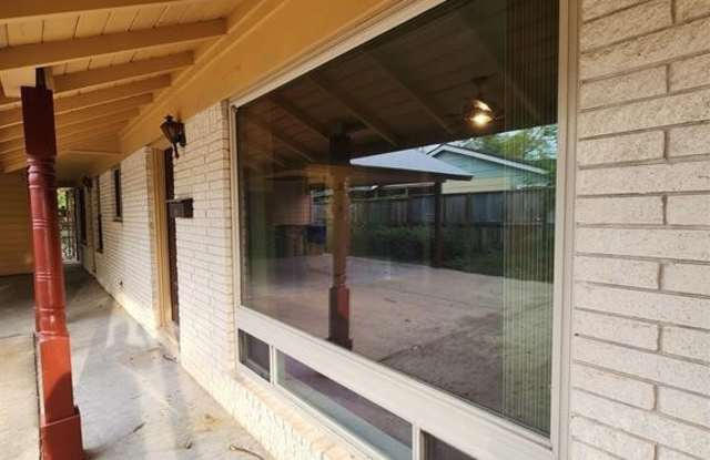 1912  Ridgemont DR Gallery 3