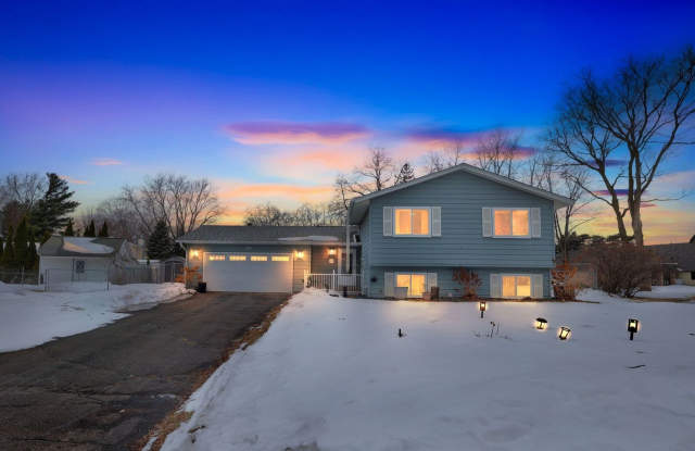 Beautiful Single-Family Home for Rent in a Quiet Cul-de-Sac, Shoreview - 595 Mercury Circle, Shoreview, MN 55126