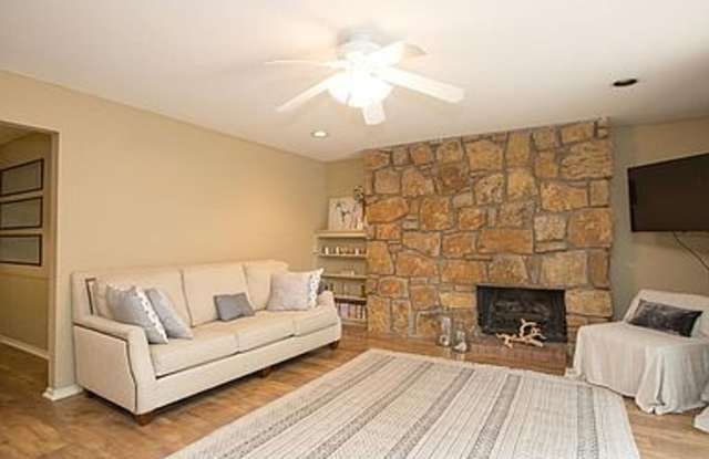 NO PETS ALLOWED: Wonderful 2 bedroom, 2 bath duplex unit has been well-maintained. Quiet midtown Tulsa neighborhood. Gallery 3