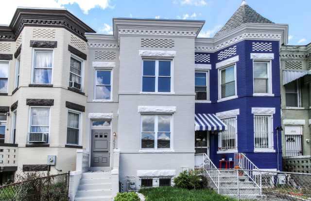 Renovated Columbia Heights 3BD Rowhome with 2 parking spaces!! Gallery 4