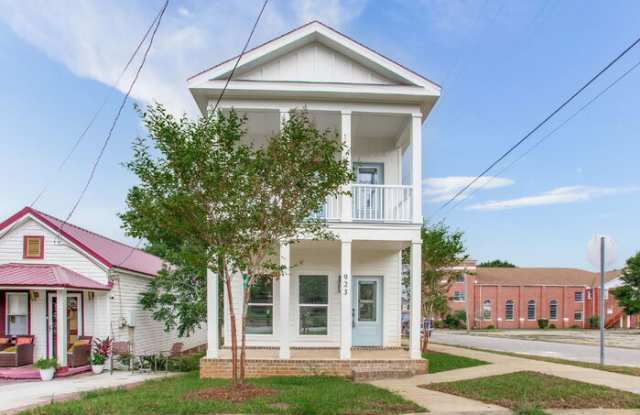 923 West Belmont Street Gallery 3