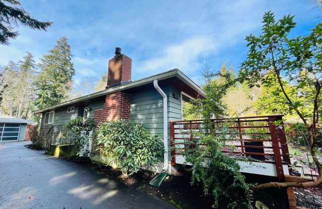 Tastefully Remodeled Bungalow, Just 2 Blocks From the Seattle/BI Ferry! - 381 Ferncliff Avenue Northeast, Bainbridge Island, WA 98110