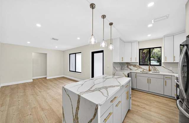 2731 SW 29th Ave photos photos