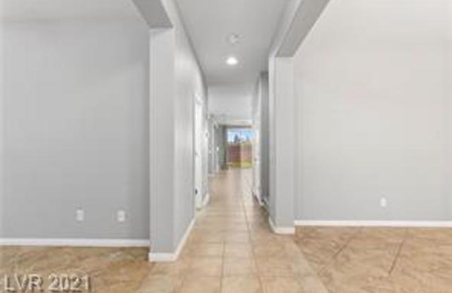 Southern Highlands Home with Private Backyard & Modern Finishes! Gallery 3
