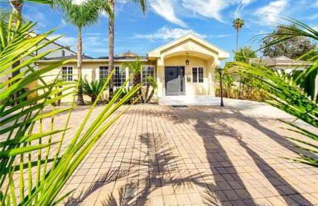 16707 Moorpark Street Gallery 1
