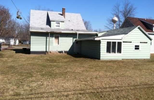 3 Bed 1 Bath Single Family Home in Rothschild Gallery 3