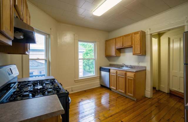 513 Columbus - Available 8/1/27 - Second Floor Apartment Gallery 2