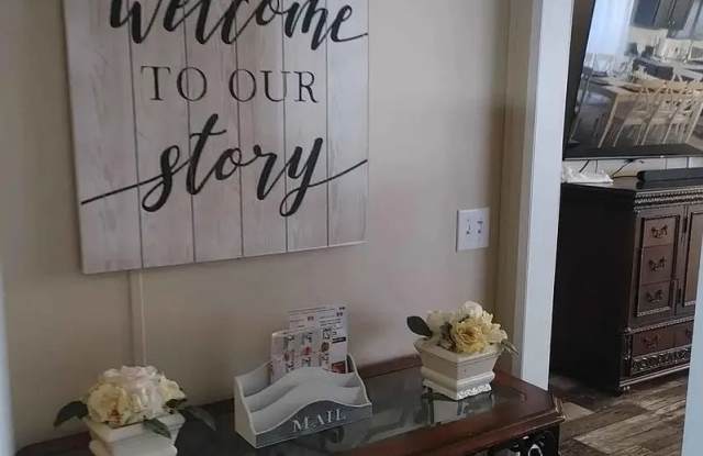 Room in 4 Bedroom Home at Robin Ln Gallery 4