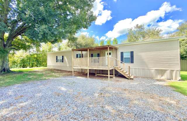 Spacious 3 Bedroom Mobile Home with Lawn Care Included Gallery 1