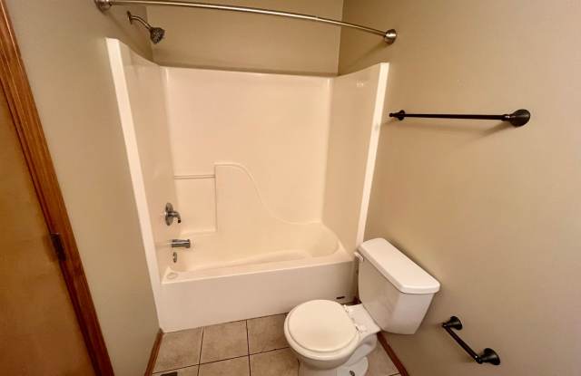 3 bedroom 2 bath home in Ozark!  AVAILABLE NOW! Gallery 4