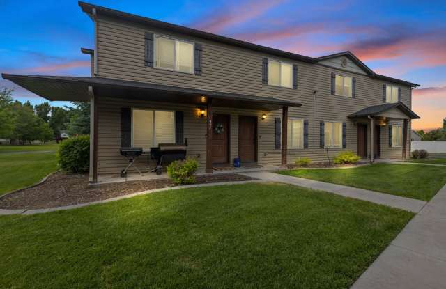 DARLING - 2 Bed 1.5 Bath Townhome in the Meadows RENT PRICE INCLUDES INTERNET!!! photos photos