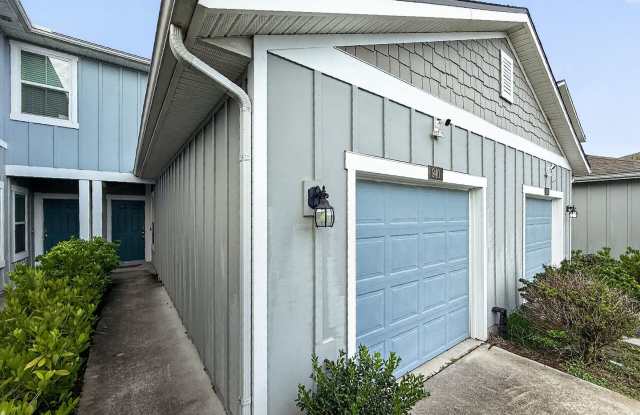 Modern 2-Bedroom Northside Townhome for Rent Gallery 1