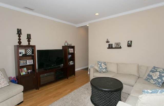3709 North Southport Avenue North Gallery 2