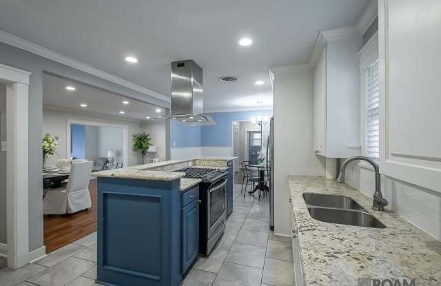 Mid-City Luxury Rental – 4 Bed / 3 Bath photos photos