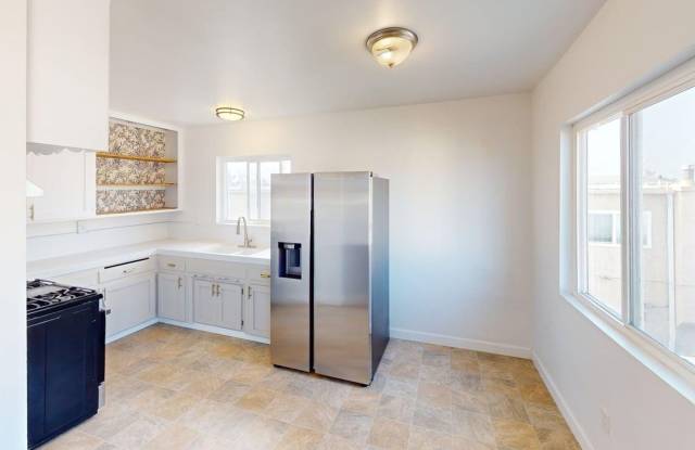 Large 2BD/1BA Upstairs Unit photos photos