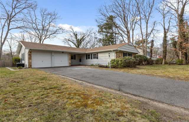 44 Sycamore Circle - 44 Sycamore Circle, Stony Brook, NY 11790