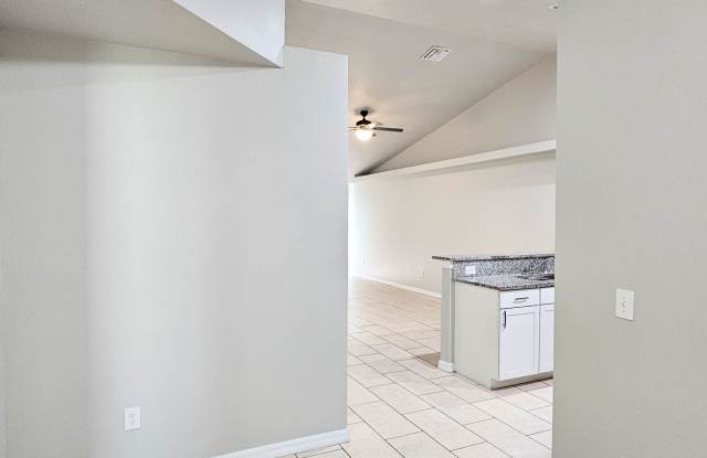 Like New  3 bedroom, 2bath 1 car garage Gallery 4
