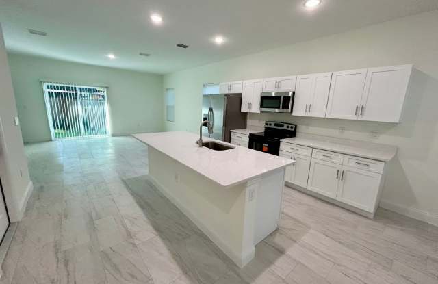 Brand-New 4-Bedroom Home with Modern Finishes and Convenient Orlando Access Gallery 3