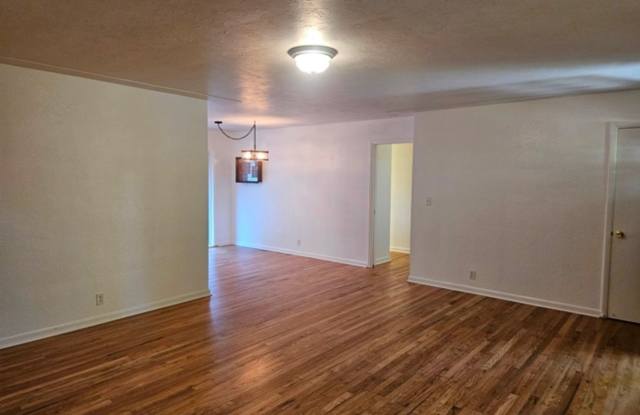 3Bd/1.5Ba Single Story House - Available End of Sept! Gallery 4