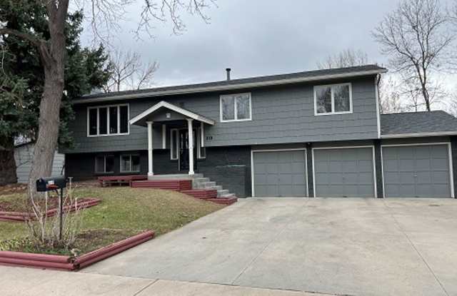 Vaulted Ceilings, Mountain Views  3-Car Garage – Prime Fort Collins Rental photos photos