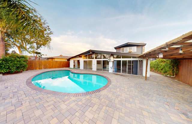 POOL house! BIG rooms! 8 Bedrooms Gallery 1