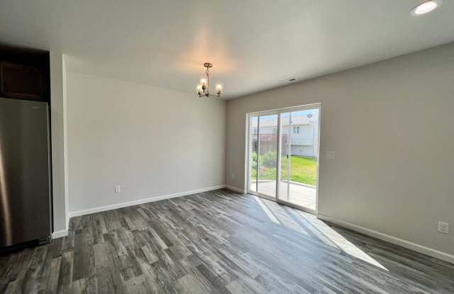 4 Bed | 2 Bath | 2 Stall Garage | Single Family Home Gallery 4