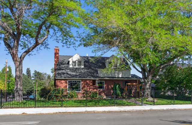 TIMELESS MIDTOWN CLASSIC WITH INCREDIBLE SPACE Gallery 1
