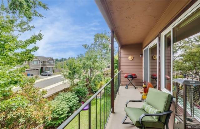 Burien 2 bedroom 1 bath light and bright interior available 11/1 photos photos