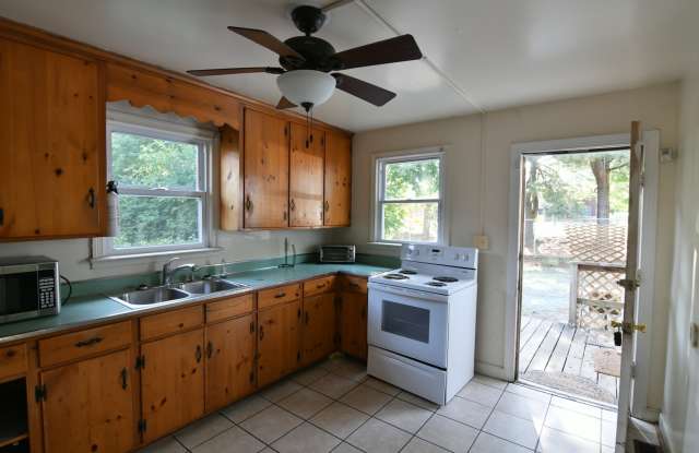 2026-2027 School Year Available / 6 BR, 3 Bath house within walking distance of UVA grounds and the Corner - 1201 Gordon Avenue, Charlottesville, VA 22903