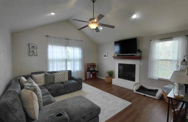 Fenced home close to post! Gallery 3
