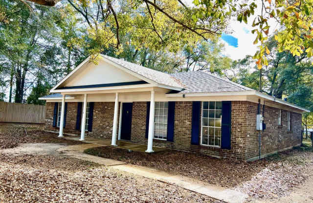 3/2 Brick home with new floors, new paint, large yard Gallery 1