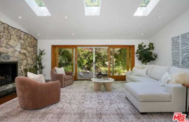 3452 Mandeville Canyon Road Gallery 2
