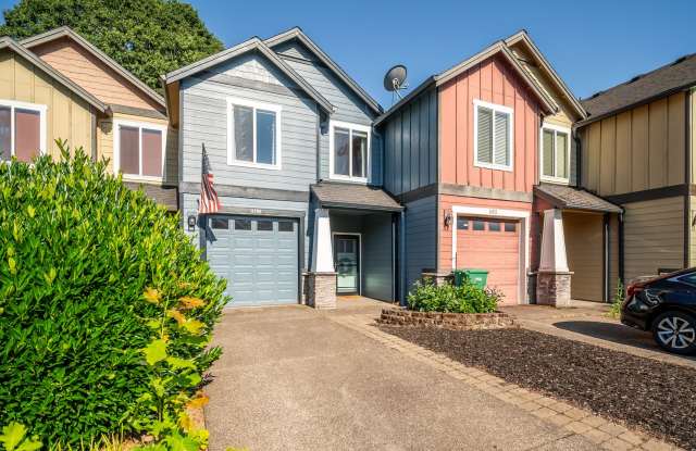 Upgraded  Well-Maintained Milwaukie 3bd/2.5bath Townhome w/ Fully Fenced Yard - 11206 Southeast Adamson Court, Clackamas County, OR 97222