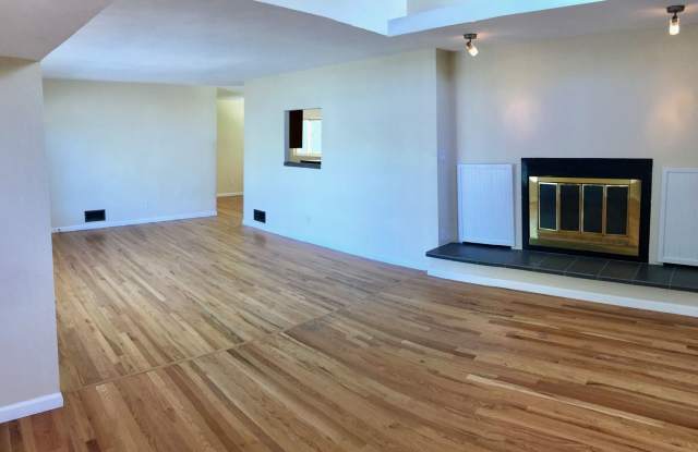 3471 S Holly St Gallery 4